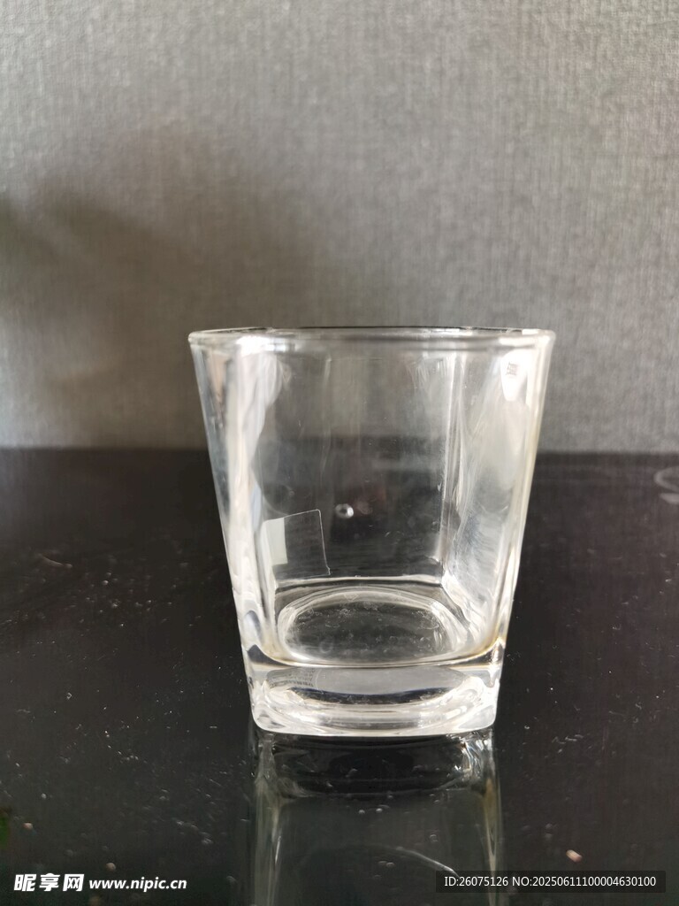 透明玻璃杯置于黑色台面
