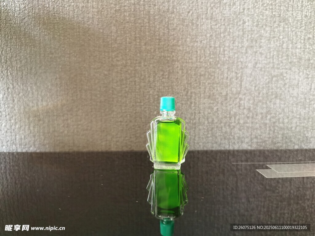 绿色小瓶香水置于桌面