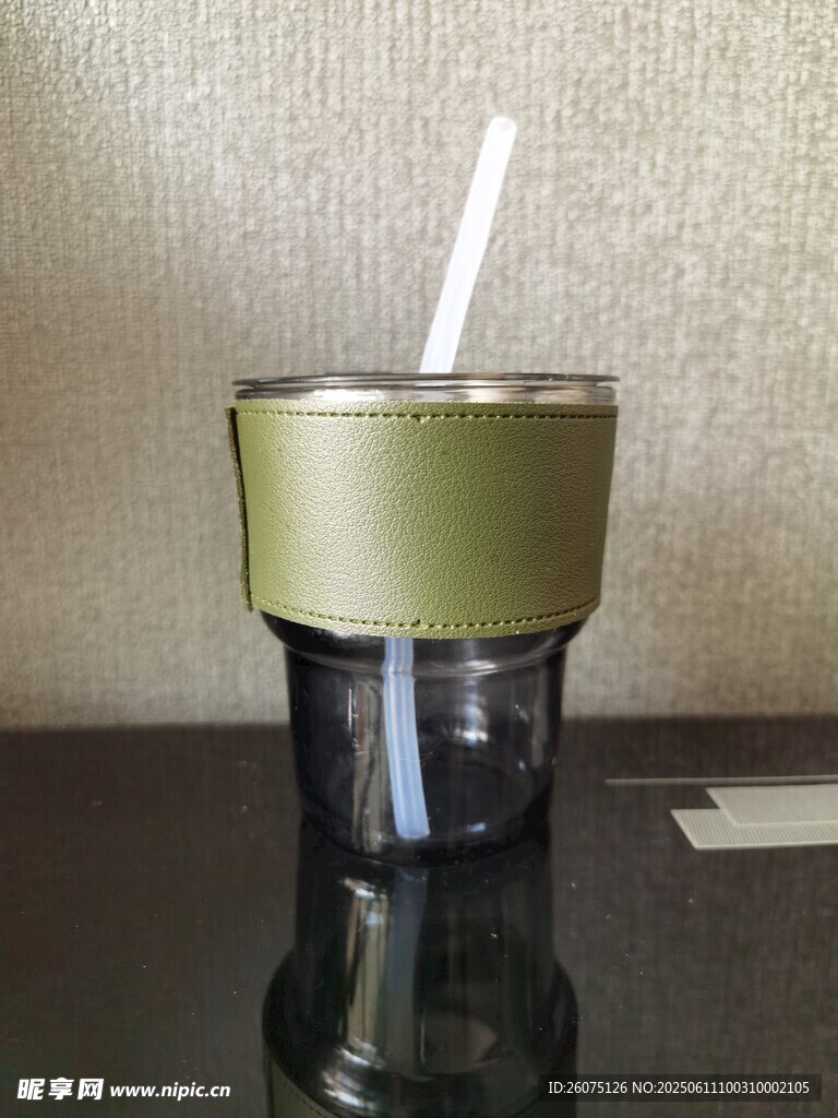 绿色双层吸管杯特写