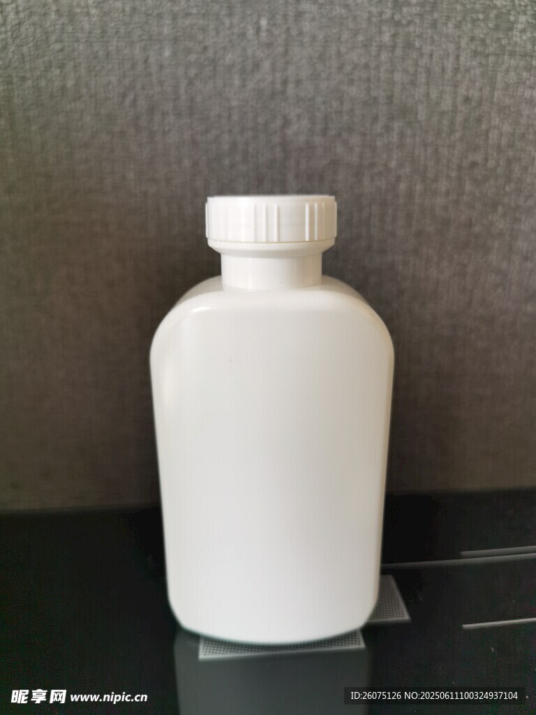 白色塑料瓶