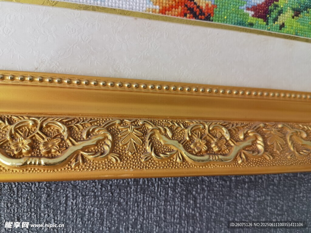 金色雕花画框细节展示