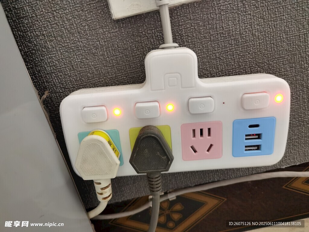 带指示灯多孔插线板