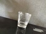 透明玻璃杯置于黑色桌面