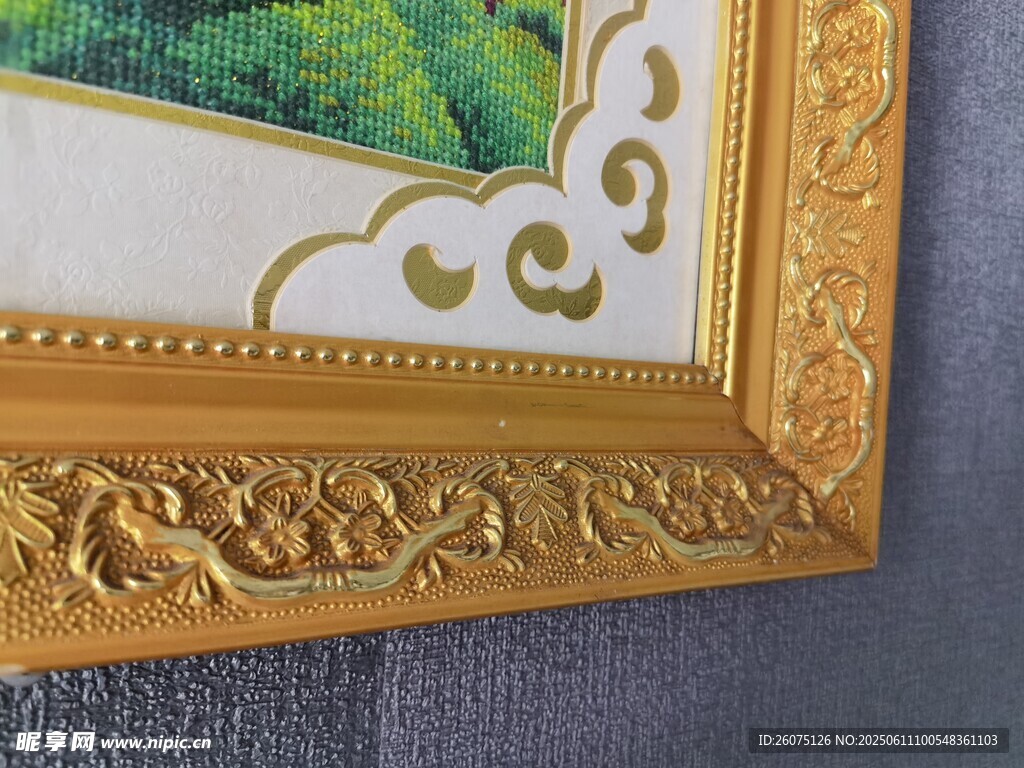 金色边框装饰画细节特写