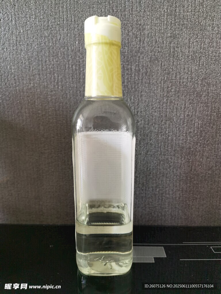 透明瓶装白酒展示
