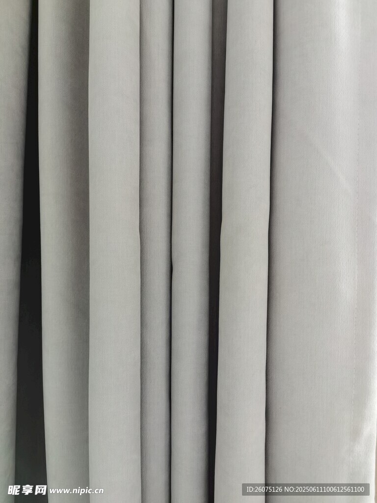 白色褶皱窗帘特写