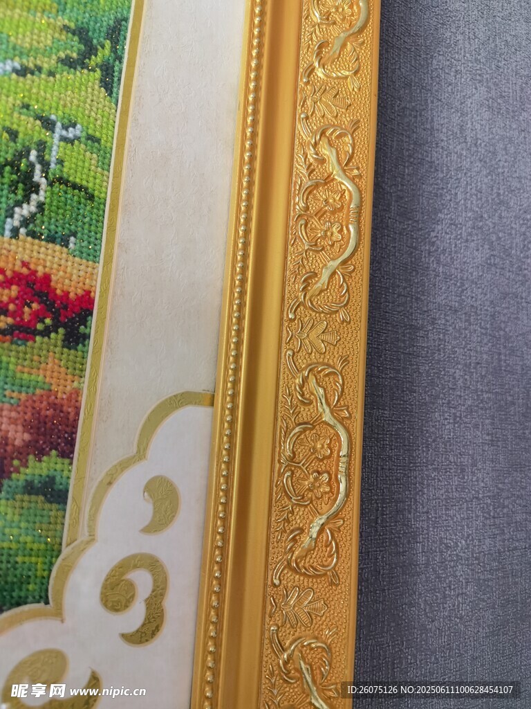 金色边框精美花卉装饰画