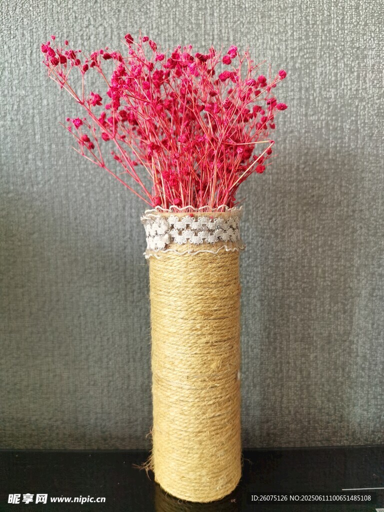 麻绳花瓶插着红色干花