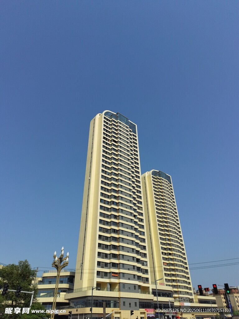 高耸入云的现代摩天大楼