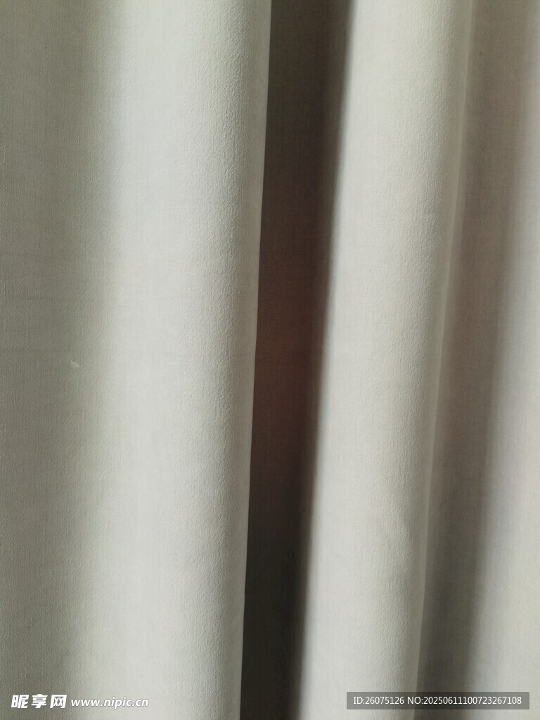 窗边深色长条物体特写