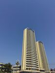 高耸入云的现代摩天大楼