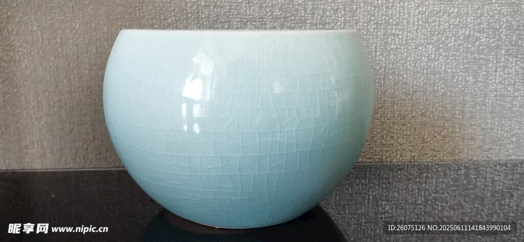 浅蓝色陶瓷碗
