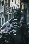 酷炫骑士骑黑色摩托车