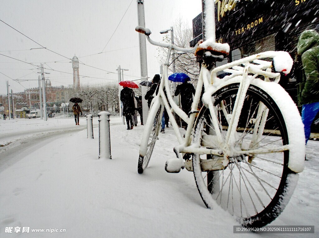 雪后街头停放的白色自行车