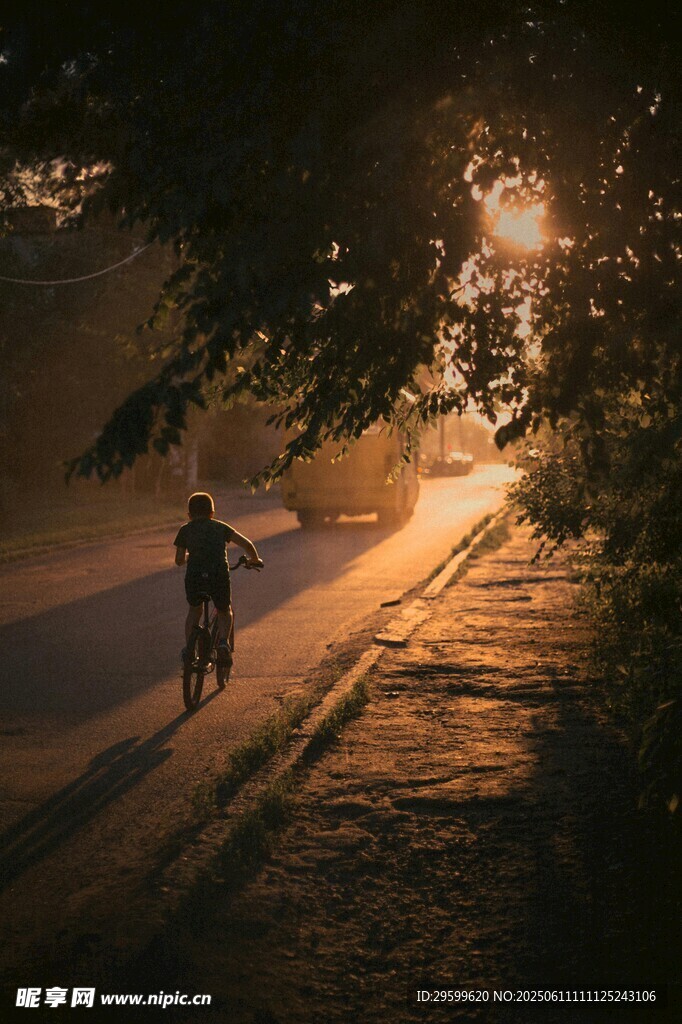 夕阳下的骑行者