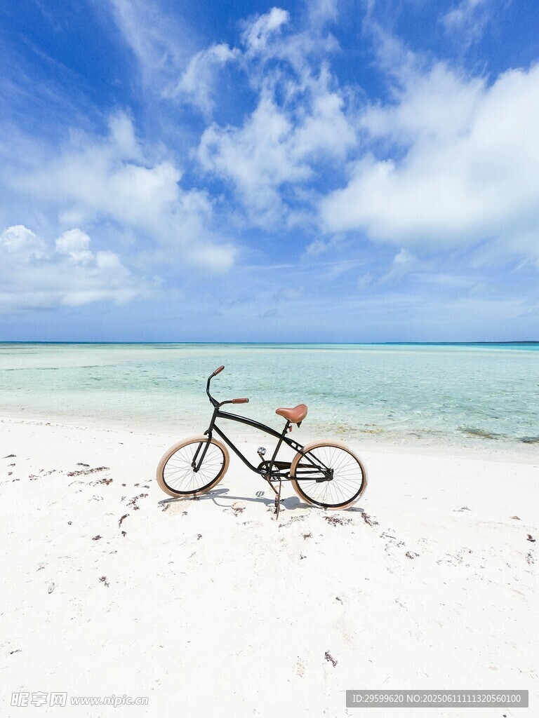 沙滩上的自行车与碧海蓝天