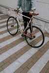 男子持复古自行车于街道