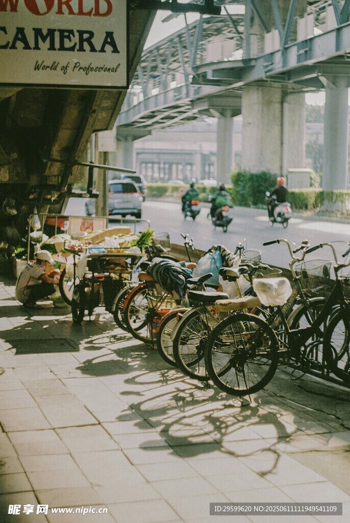 街边停放的一排复古自行车