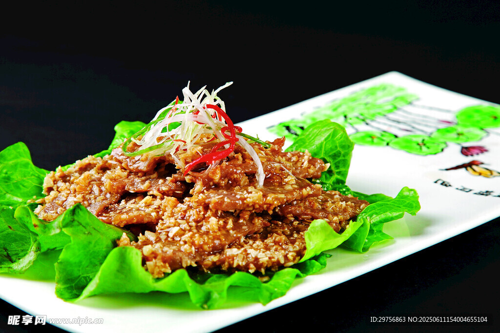 美味孜然羊肉摆于生菜上