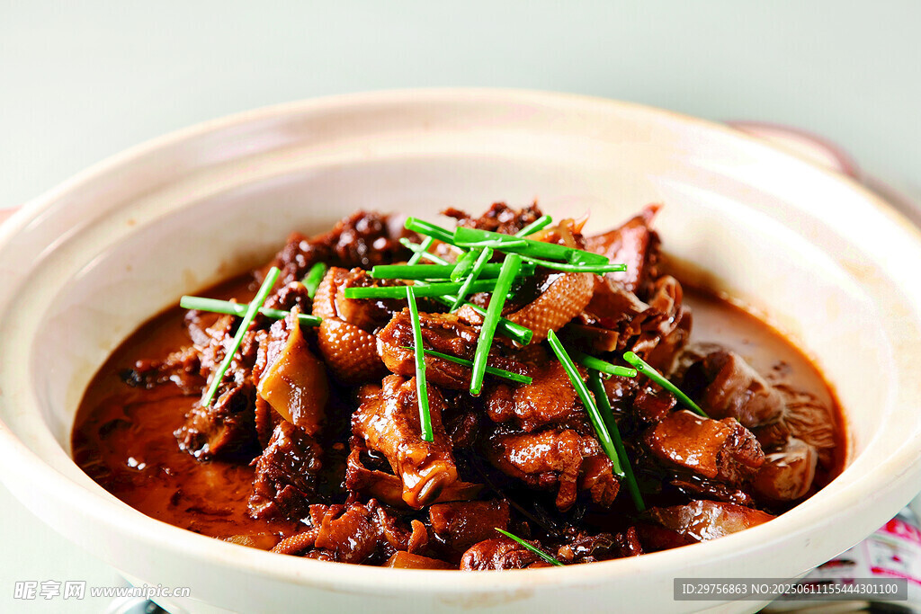 砂锅炖牛肉鲜香诱人