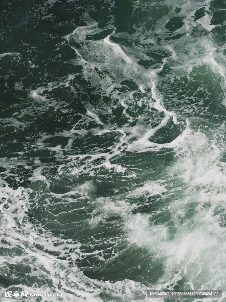 汹涌澎湃的海浪景象