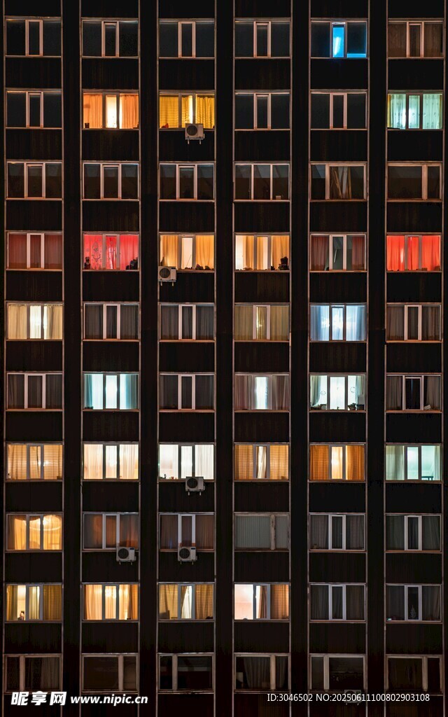 夜晚的建筑窗户