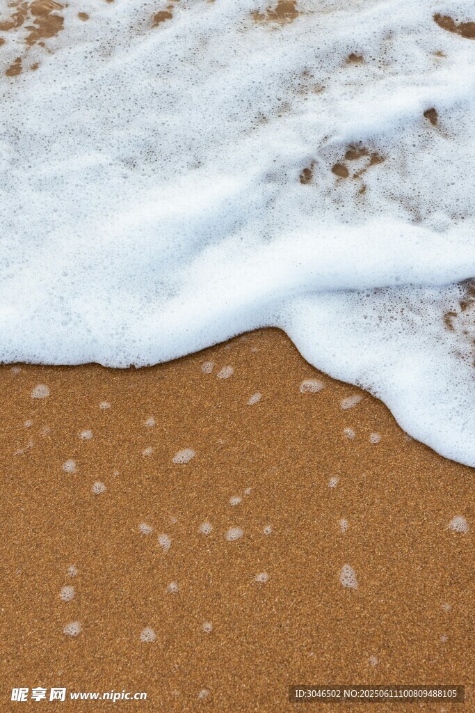 海浪轻吻沙滩的细腻瞬间