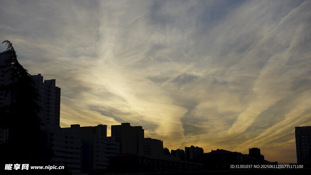 城市黄昏天空壮丽景象