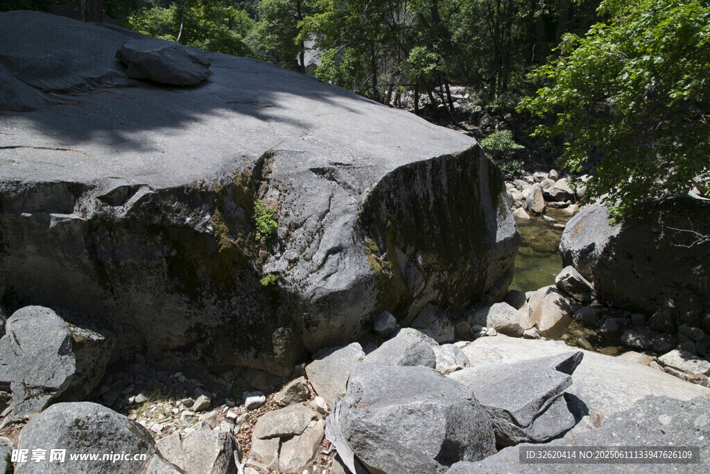 山间嶙峋巨石与绿植