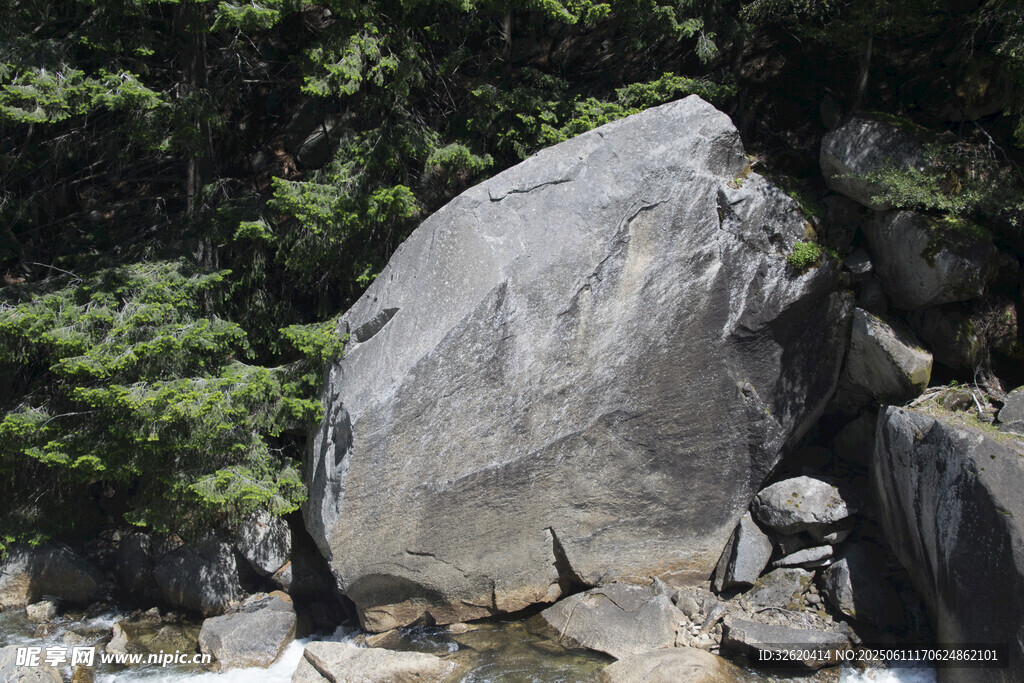 山林间的巨大岩石