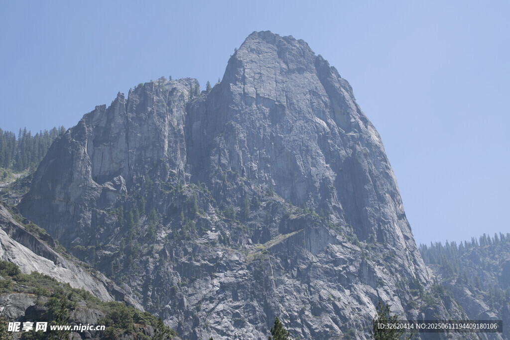 巍峨高山壮丽景致