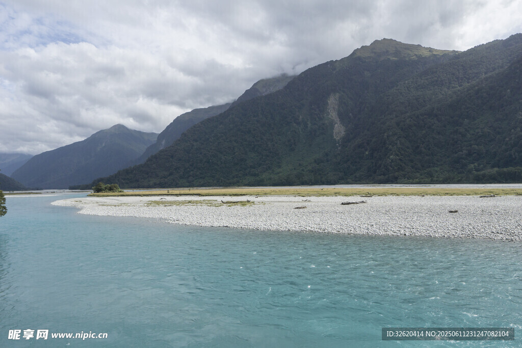 青山碧水间的美丽河岸