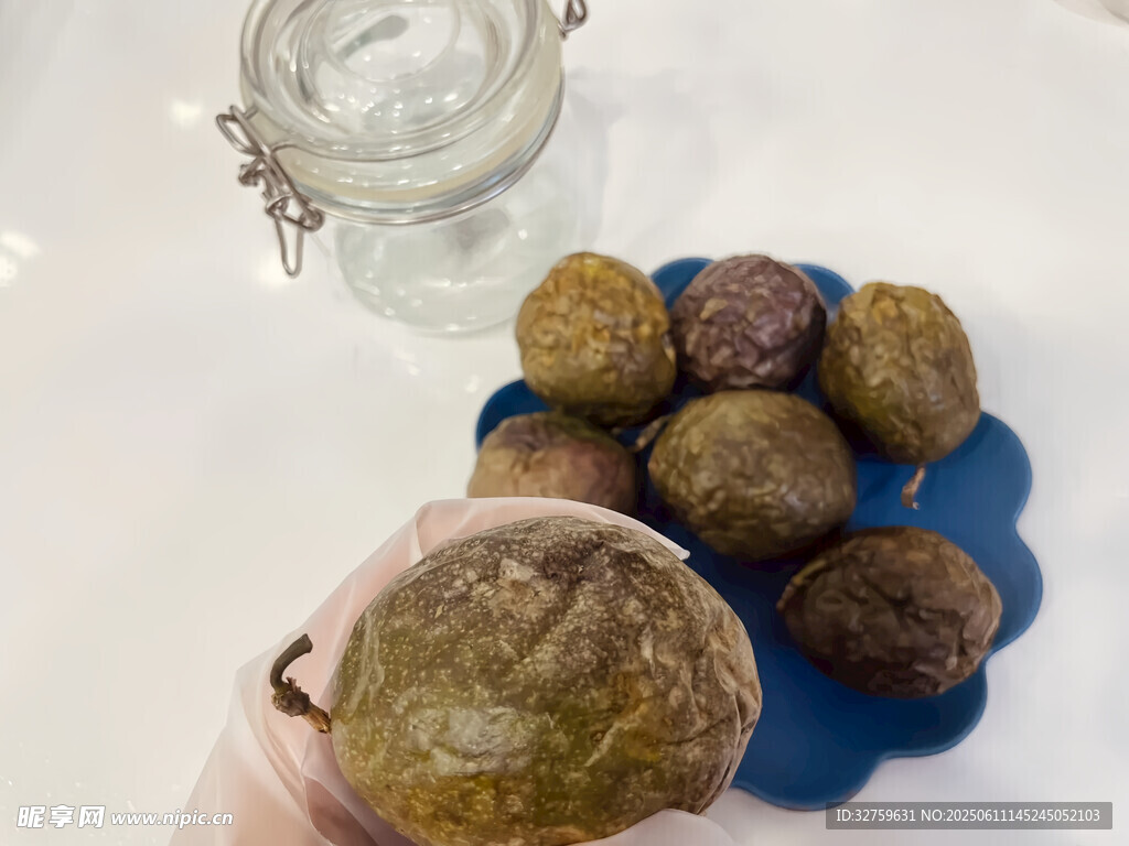 手捧多彩土豆与盘中土豆