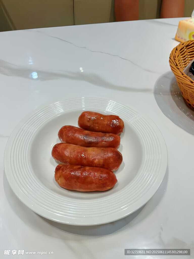 盘中美味烤肠