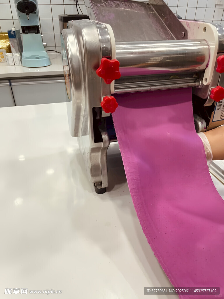 家用面条机制作紫色面条