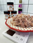 厨房秤上的鸡肉及调料