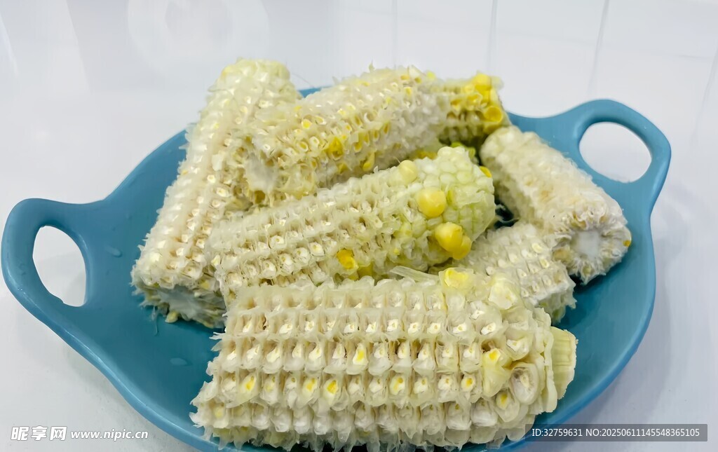 蓝色盘中的鲜嫩玉米棒