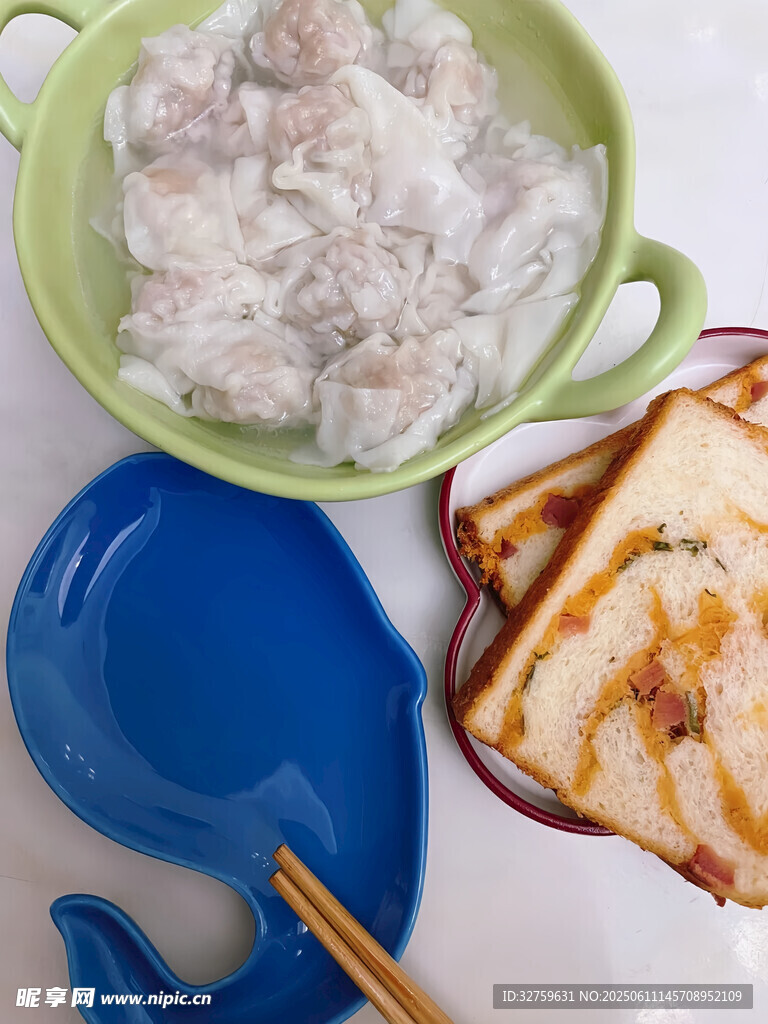 美味餐食与餐具组合