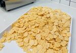 金黄玉米片平铺在白色盘上