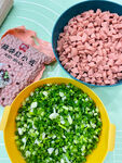食材准备葱花与碎肉