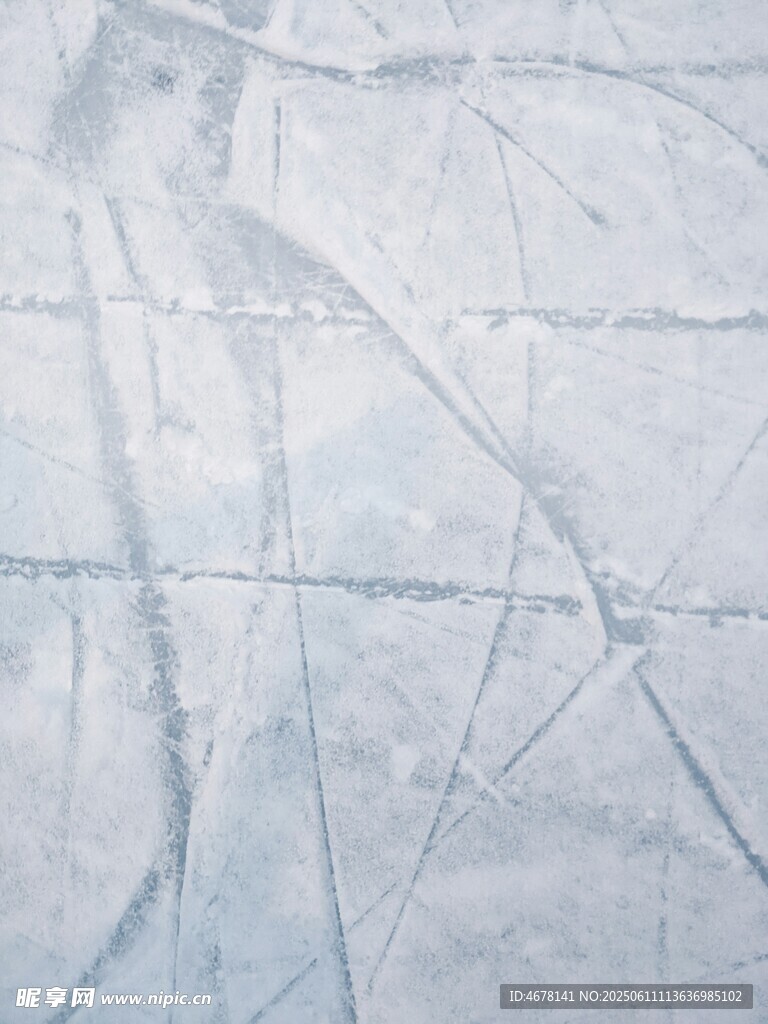 雪地中的滑雪痕迹