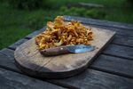 木盘上的美味炸物与刀具