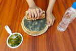 手工制作青团的温馨场景