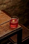 木桌上的红色烛光玻璃杯