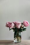 花瓶中的粉色牡丹花束