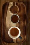 木质托盘上的两杯热茶