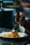 美味意面正被优雅夹起