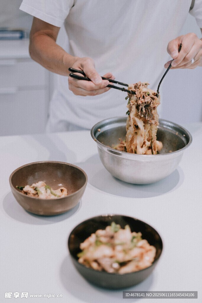 厨师烹饪美味面食场景