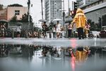 城市街头的多彩雕塑与行人