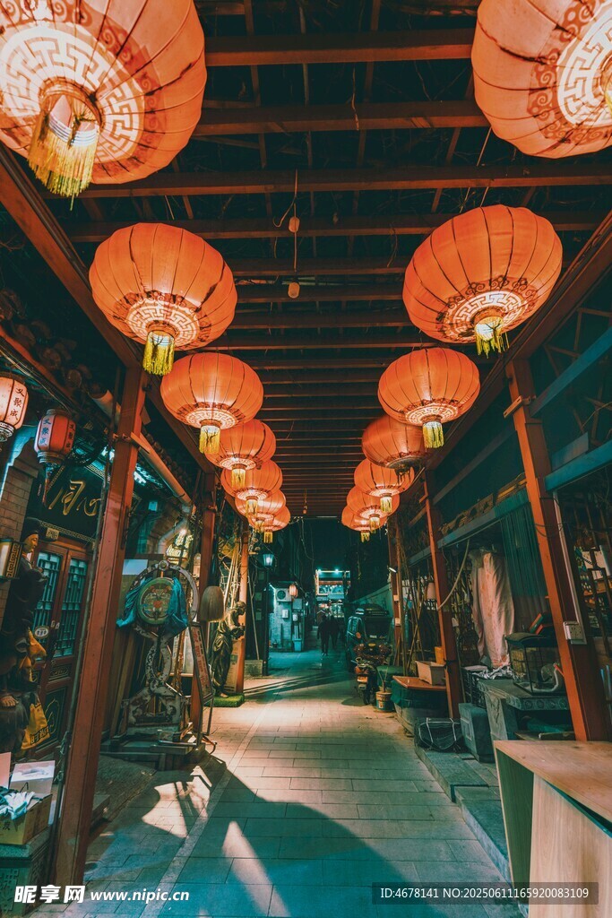 古巷红灯笼营造中式氛围